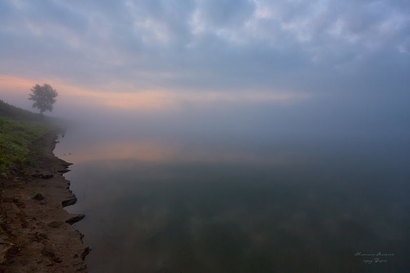 Туманный рассвет над рекой фото превью