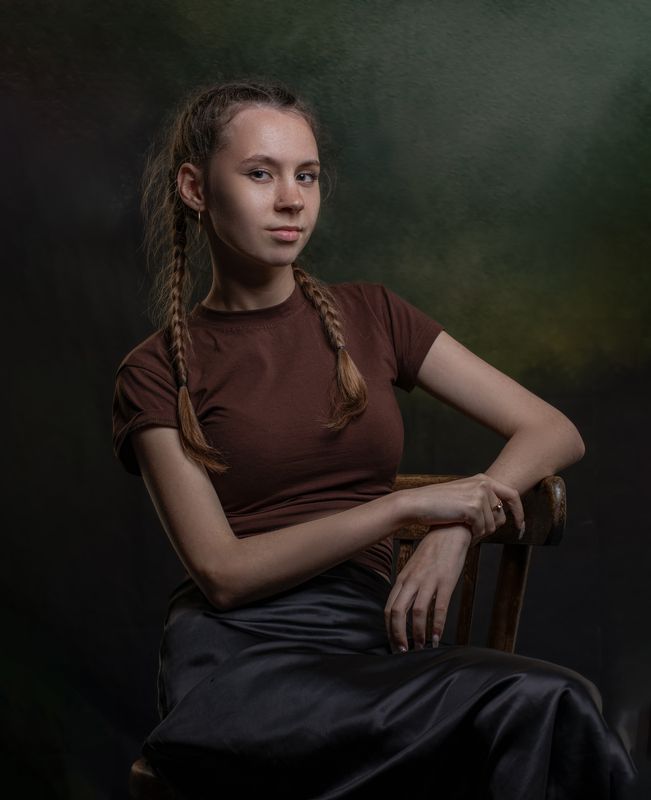 портрет молодой девушки фото превью