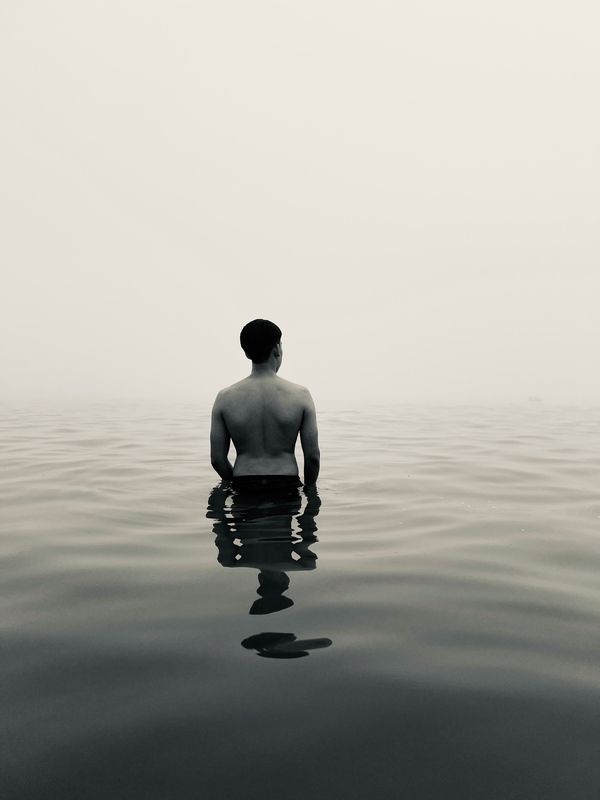 #monochrome #people #storytelling Face à l’horizonphoto preview