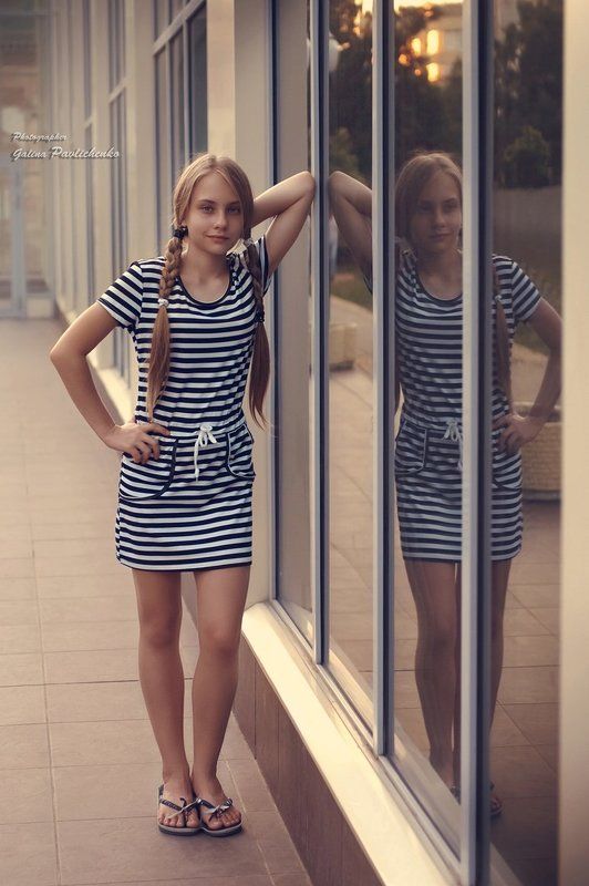 витрина, гламур, девочка, косички, линии, морячка, отражения, подрасток, полоски, портрет, тату Отражения и линииphoto preview