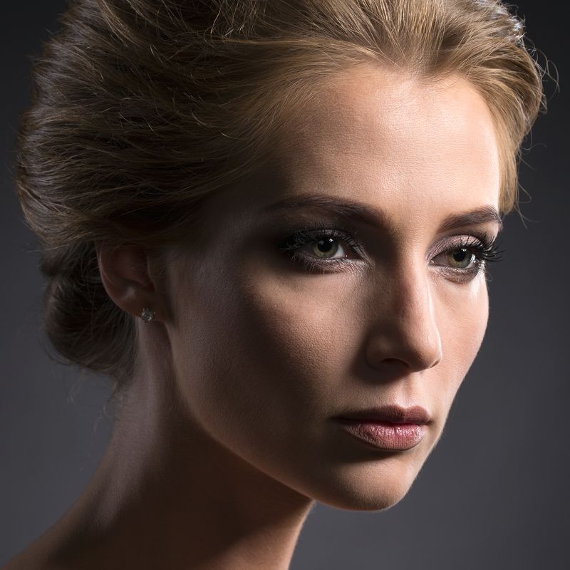 Портрет молодой женщиныphoto preview