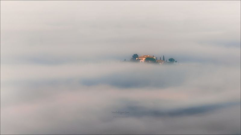 italy,монтальчино,italia,podere,италия,тоскана,кипарис,toscana,осень,tuscany,cipressi,belvedere,туман,минимализм Затерявшись в тумане фото превью