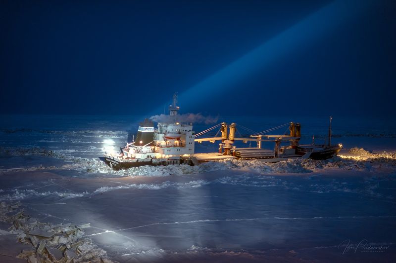 Зажатый во льдах фото превью