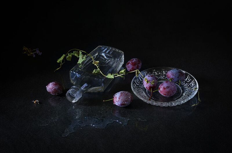 слива, блюдце, бутылка, вода, стекло photo preview