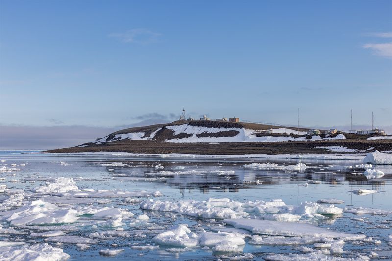 Остров Хейса, архипелаг Земля Франца-Иосифа. Заброшенная обсерватория Дружнаяphoto preview