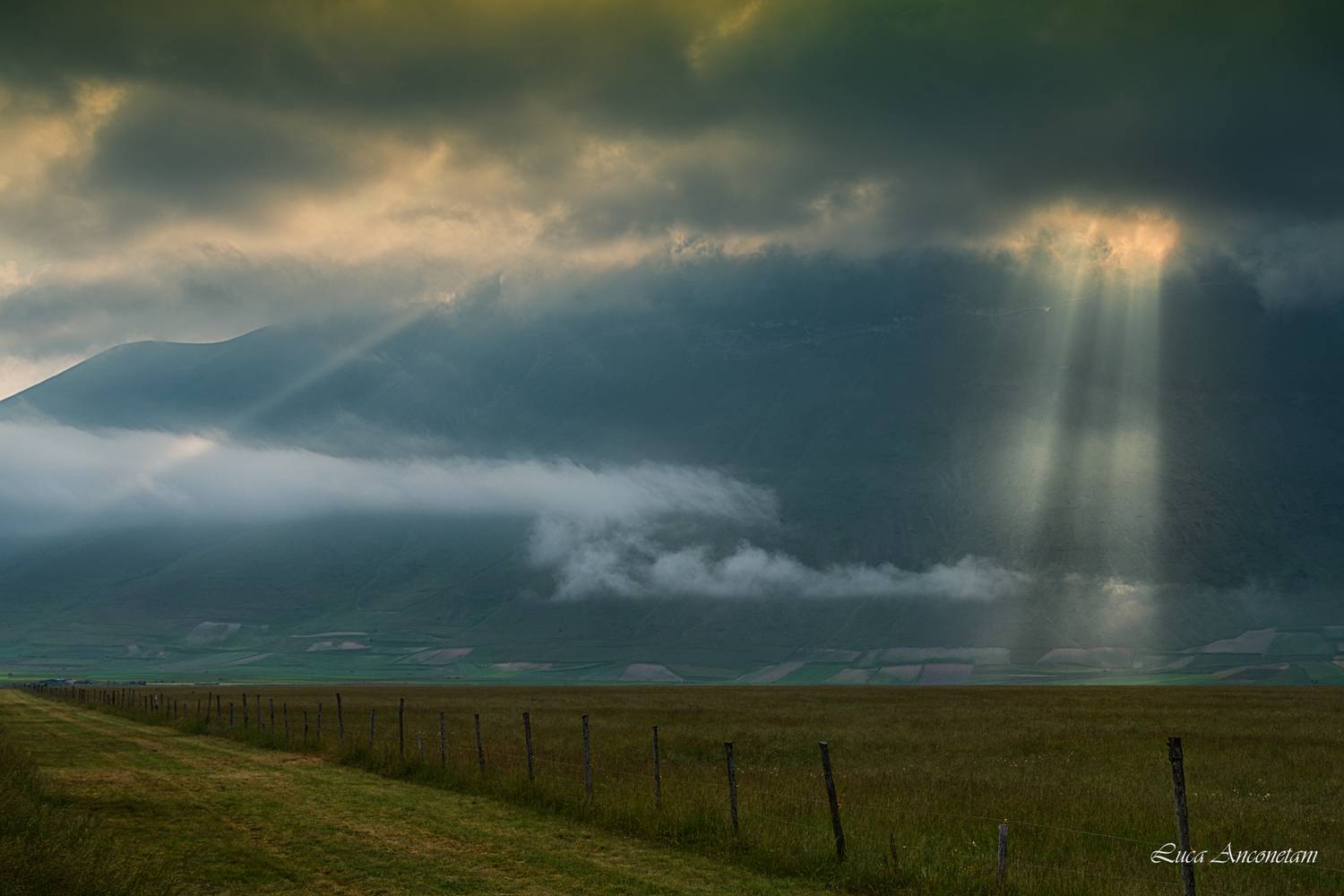 sunrays umbria italy fog landscape nature castelluccio di norcia, Anconetani Luca