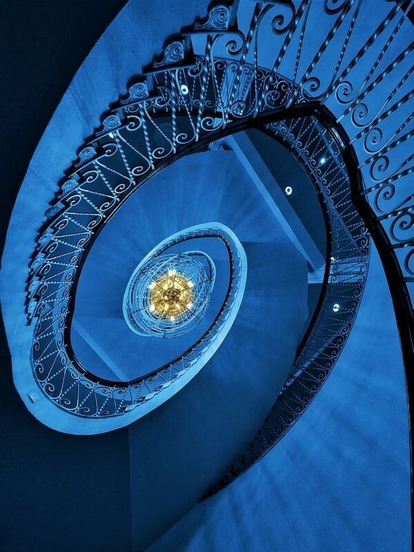 Spiral staircase фото превью