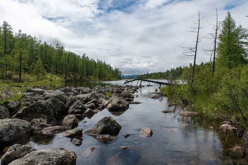 монголия, горы, лето, облака, озеро, горы, камни, река, деревья Желтое озероphoto preview