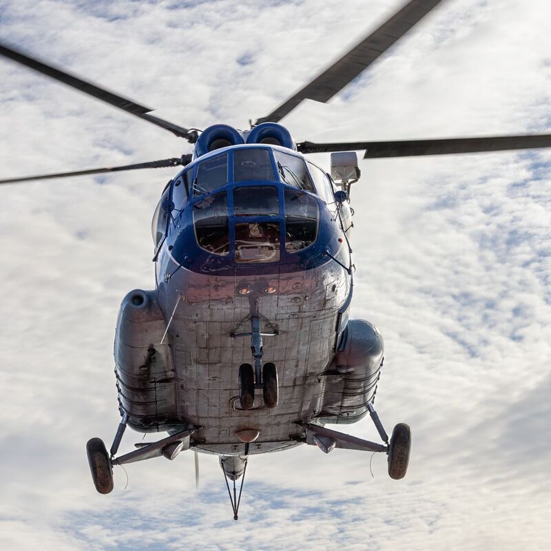 Вертолет уходит в небоphoto preview