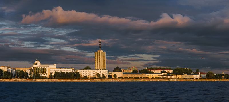 город архангельск, набережная, река, северная двина, высотка, дома, деревья, август, вечер, небо, панорама Вечерняя набережная, Архангельскphoto preview
