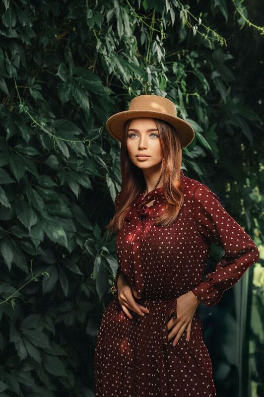 в кустах дамаphoto preview