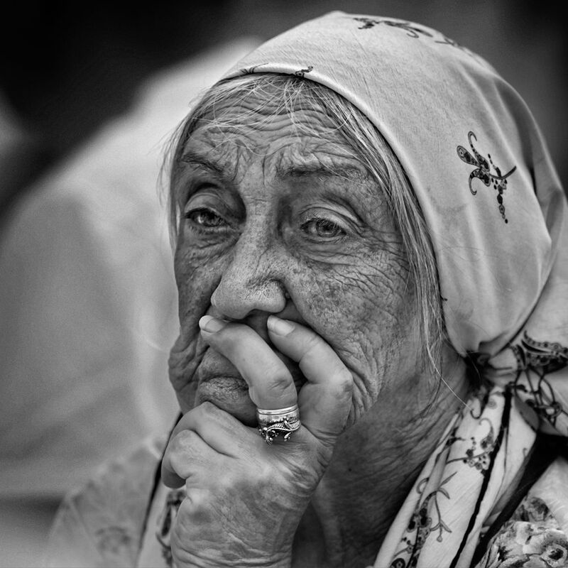 чб фото, чб уличный женский портрет, люди и город, золотой возраст Уличный портретphoto preview