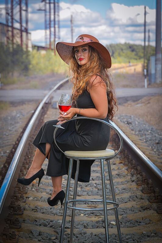Красивая девушка на жд путяхphoto preview