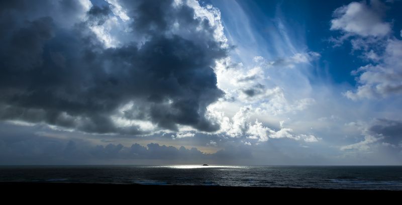океан, тихий океан, остров, остров арий камень, облака, командорские острова Островок в океане фото превью