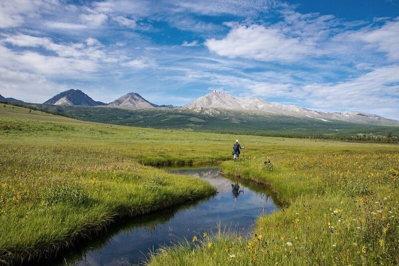 монголия, горы, лето, облака, озеро, горы, отражения, река, собака, рыбачка, рыбалка Рыбачка с собачкойphoto preview