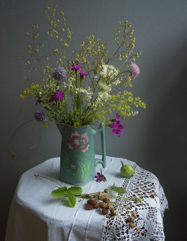 букет, клубника полевая, цветы, кувшинчик Натюрморт с полевой клубникойphoto preview