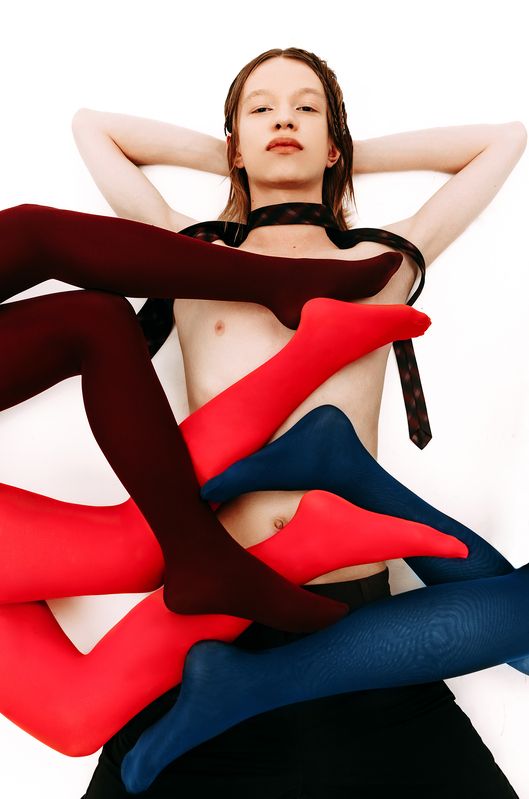 юноша , студия, цветные колготки, ноги Даниилphoto preview