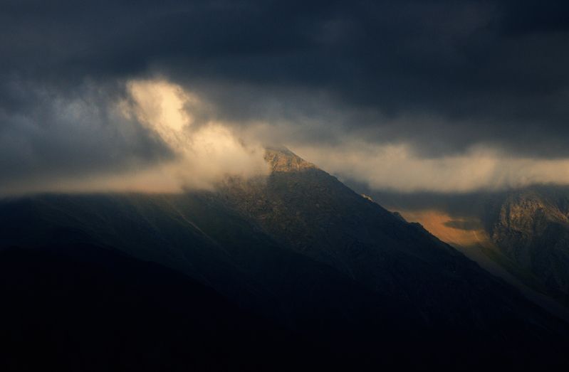 горы мрак туча луч Угроза грозы фото превью