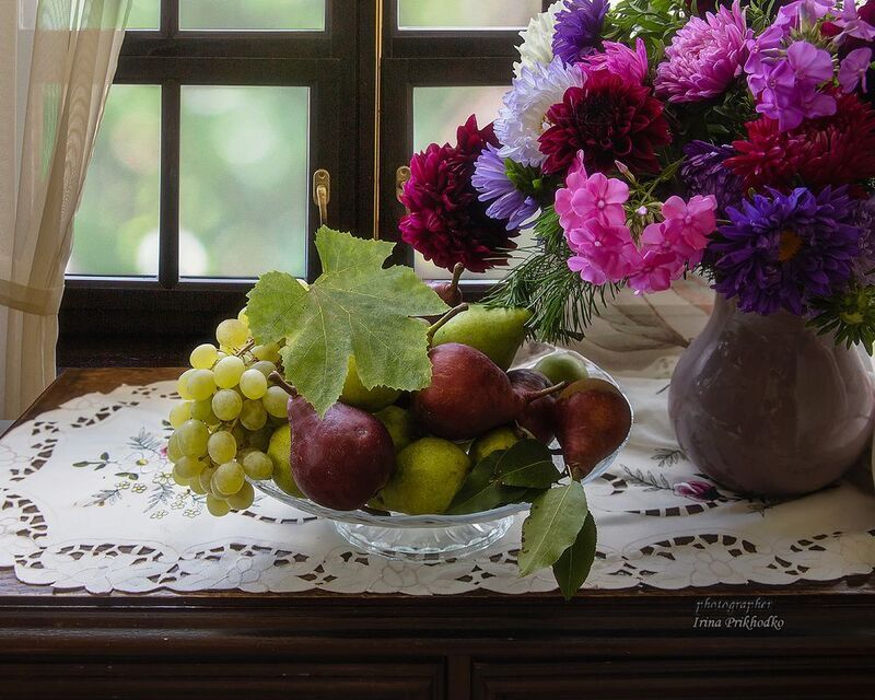 натюрморт, цветы, букеты, фрукты Натюрморт с фруктами и букетом садовых цветовphoto preview