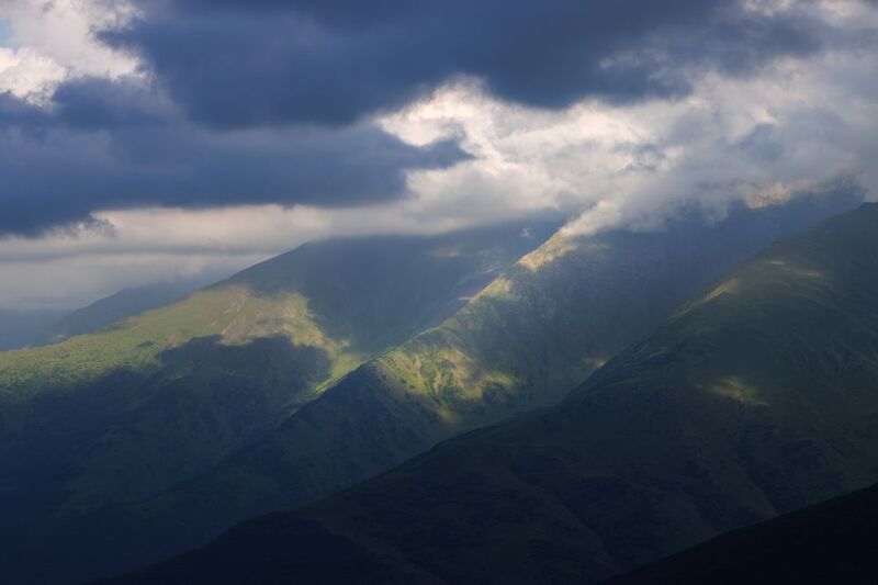 горы облака свет пятна линии холмы полосы Пятнистый свет фото превью