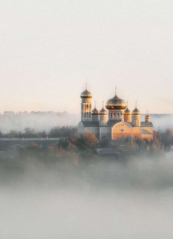 пейзаж, туман, рассвет, купола, архитектура, город, утро, мистика, кинокадр, золотой свет, монохромность (если близко), атмосферно, деревня/малый город (если применимо), силуэт, долгий фокус, минимализм, тихий город, объекты религии (но не именовать), мел Утро под куполамиphoto preview