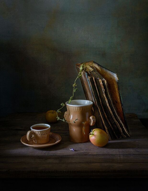 книга, чашка, блюдце, чай, яблоки, ваза photo preview