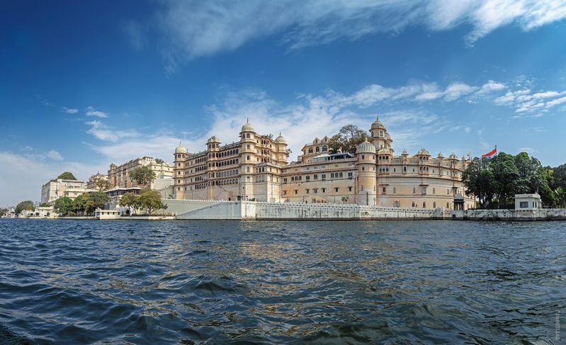 Озеро Пичола, Городской дворец, Радж-Махал, Удайпур, Раджастан, Раджастхан, Индия, старинный, форм, достопримечательность, туризм, пейзаж, архитектура, наследие,  мрамор Городской дворец (Радж-Махал), Удайпур, Раджастхан. Индия.photo preview