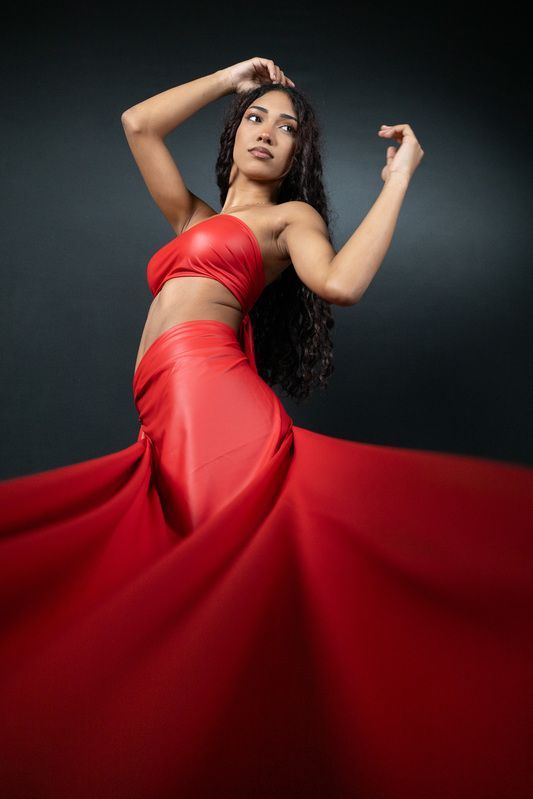 ragazza in rossophoto preview