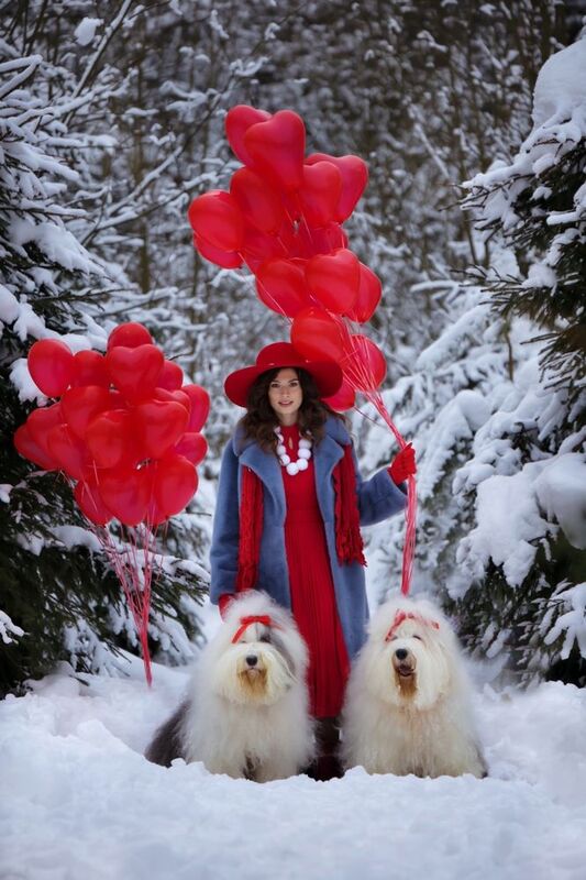 Девушка, зима, красные воздушные шары, собаки, лес, снег Воздушный шар сердца фото превью