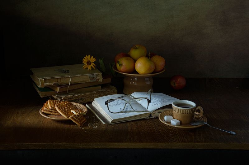 книги, яблоки, очки, ваза, блюдце, печенье, чашка, чай, ложка, цветок photo preview