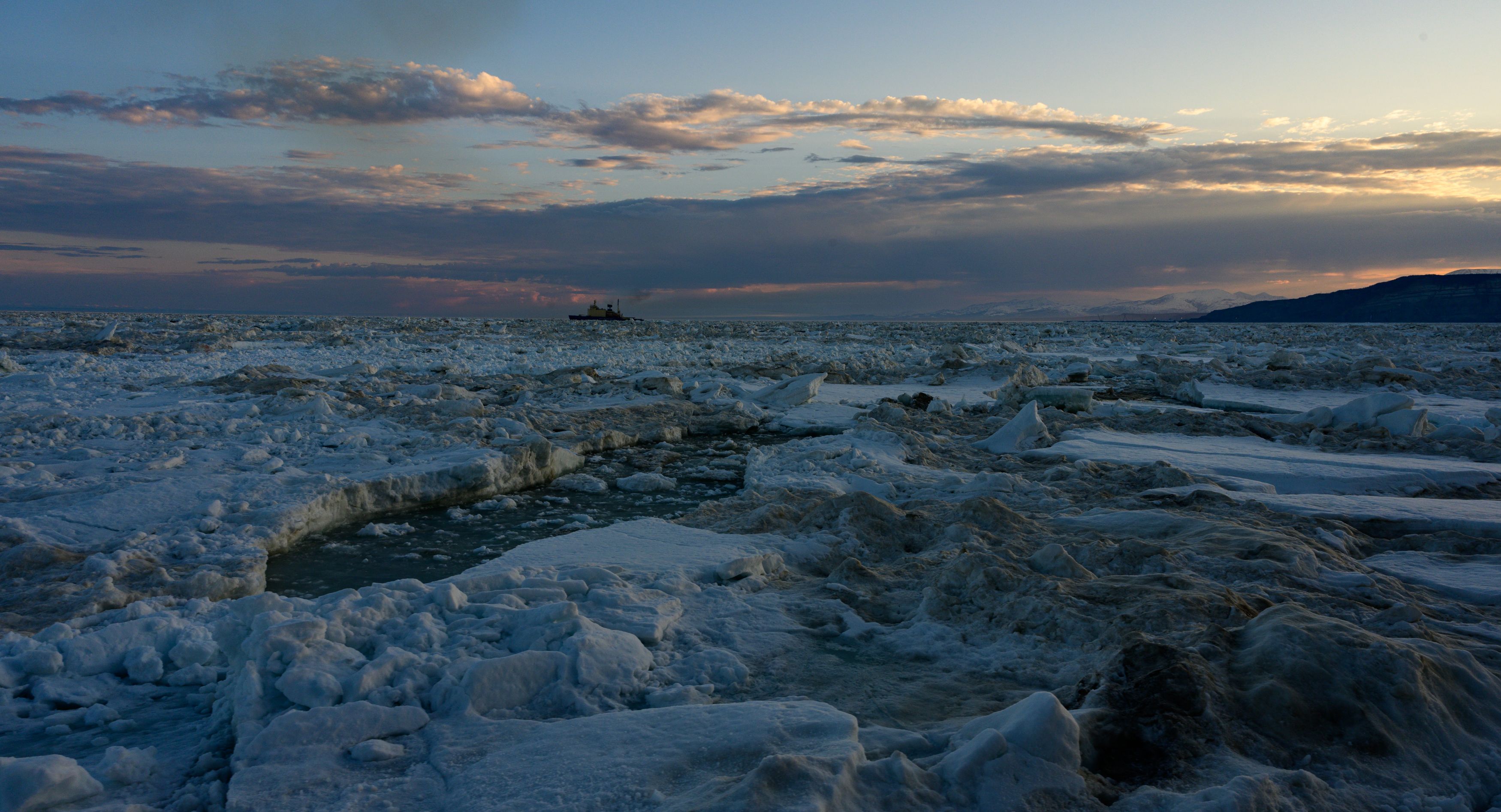 лед, море, восток. ледокол Июньские ледовые поля фото превью