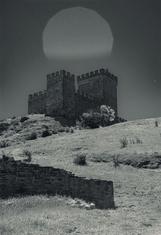 пейзаж, архитектура, история, наследие, культура, черное-белое, монохром, крепость, фортификационные сооружения, генуэзская крепость, история, крымская история, винтажная оптика, юпитер-3, судак, крым, россия Когда блик винтажной оптики возникает в нужном месте.photo preview