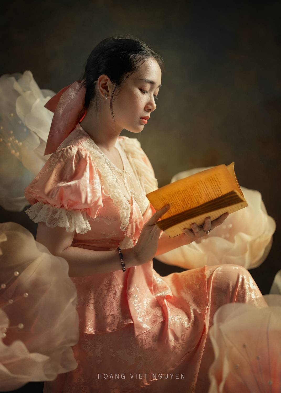 * * *. Автор: Hoang Viet Nguyen portrait, mood portrait, face, mood, asian, vietnamese, vietnam, face, beauty, staged, book, flowers, read, Hoang Viet Nguyen