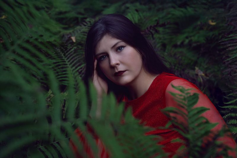 в красном платье, в лесу Предания зеленого царства фото превью