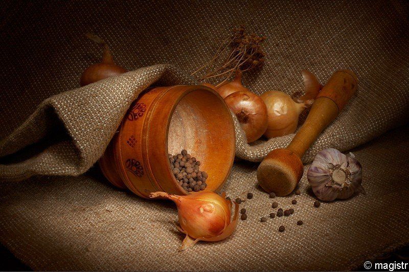 ступка, пестик, лук, чеснок, перец, специи натюрморт с лукомphoto preview