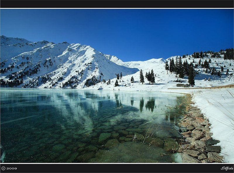 озеро, лёд, горы, зима На берегу замёрзшего озера.photo preview