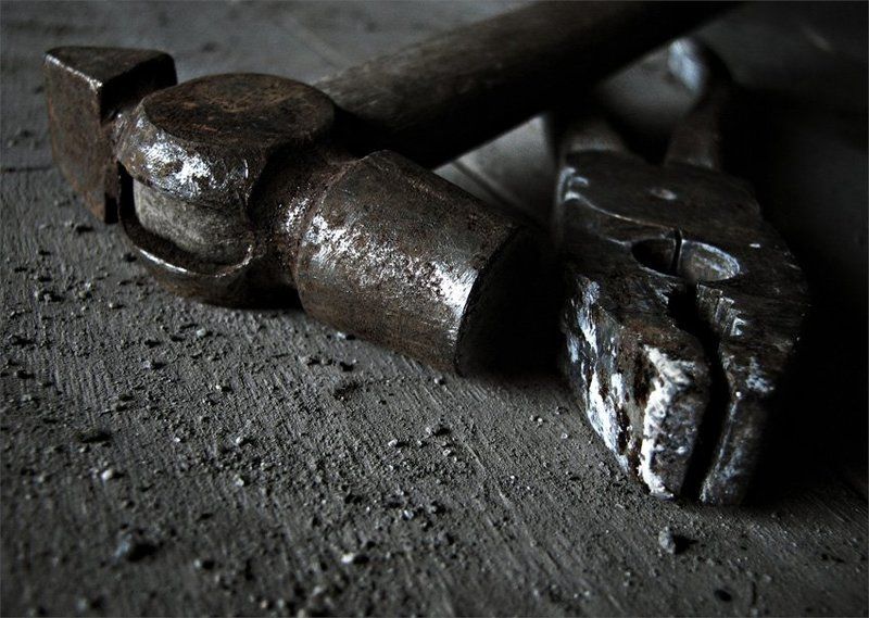 старая мастерская, плоскогубцы, молоток, пасатижы соскучилисьphoto preview