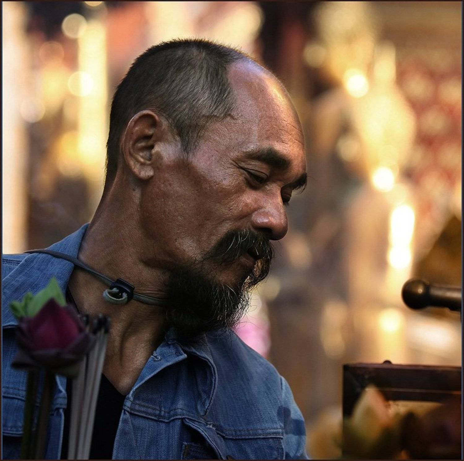 Благодушие. Автор: Ханмурзин Павел таиланд , чианг май, портрет, храм, мужчина, лотос, Ханмурзин Павел