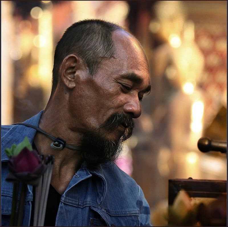 таиланд , чианг май, портрет, храм, мужчина, лотос Благодушиеphoto preview