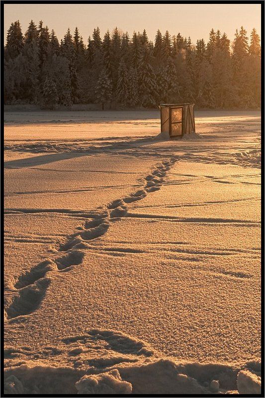 Домик рыбака на озереphoto preview