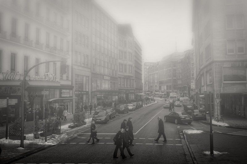 германия, гамбург, город, улица, пешеходы, дом, здание, человек, житель, туман, dyadyavasya Спешащие в туманеphoto preview