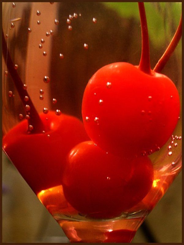 Вишни в бокалеphoto preview