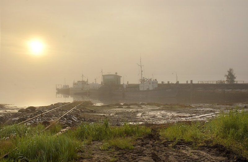 Рельсы уходят в мореphoto preview