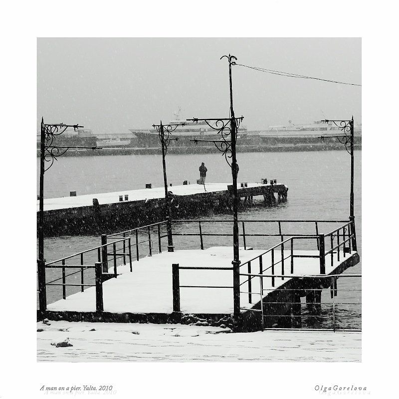 пирс, зима, снег, море, ялта, юбк, фото A man on a pier... фото превью