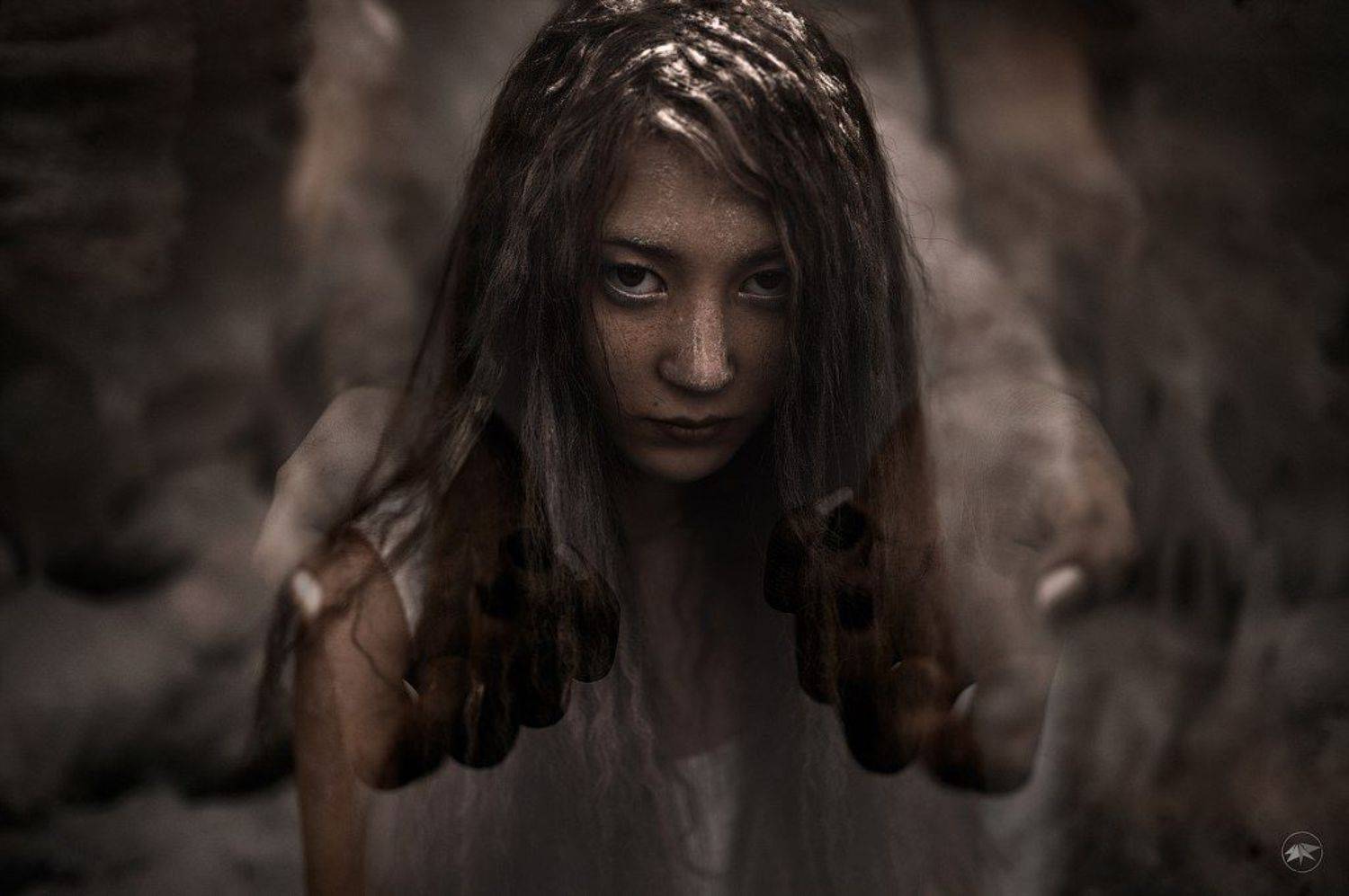 девушка, глаза, кудри, руки, пальцы, мальтиэкспозиция, портрет, взгляд, ведьма, мрачно, темно, canon, 1ds, 35a, sigma, Роман Золотой