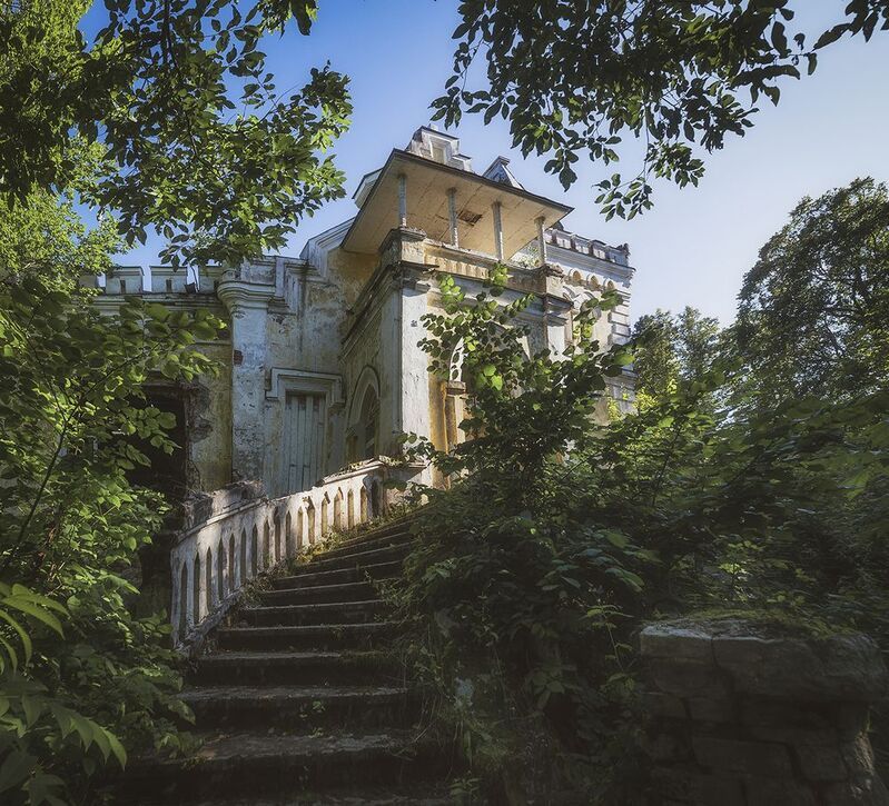 Руины старого замкаphoto preview