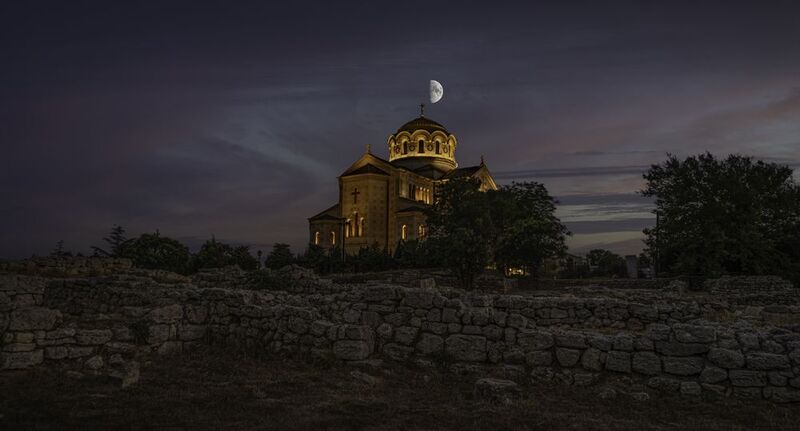 Россия, Крым, Севастополь, Херсонес Таврический, Свято-Владимирский собор, луна Луна над Херсонесом фото превью