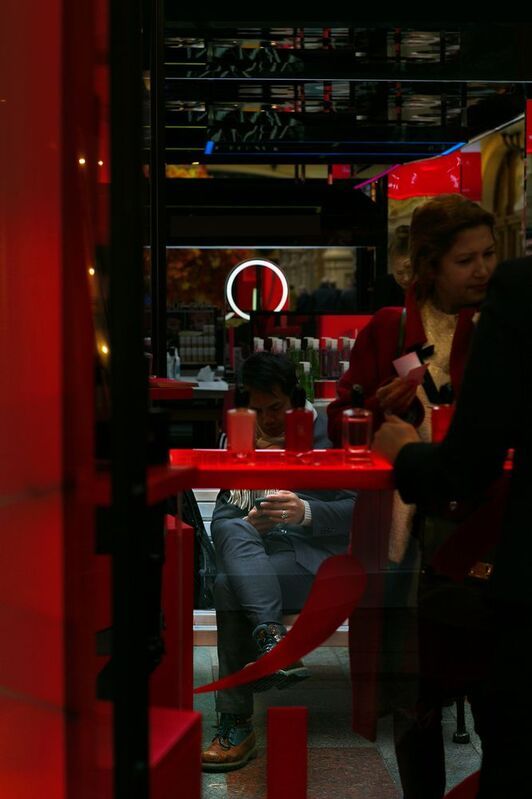 уличный женский портрет, магазин, гум photo preview