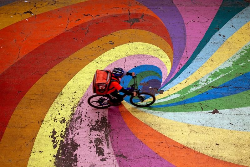 streetphotography, street, fotografía callejera, bastian cifuentes araya, periodista furioso, streetphoto, street photo, street photography, paso bajo nivel de bandera, colores, colors, bandera, santiago de chile, COLORESphoto preview