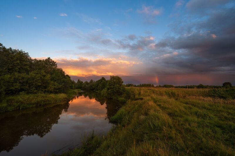 вечер,закат,небо,облака,тучи,река,отражение,радуга летним вечеромphoto preview